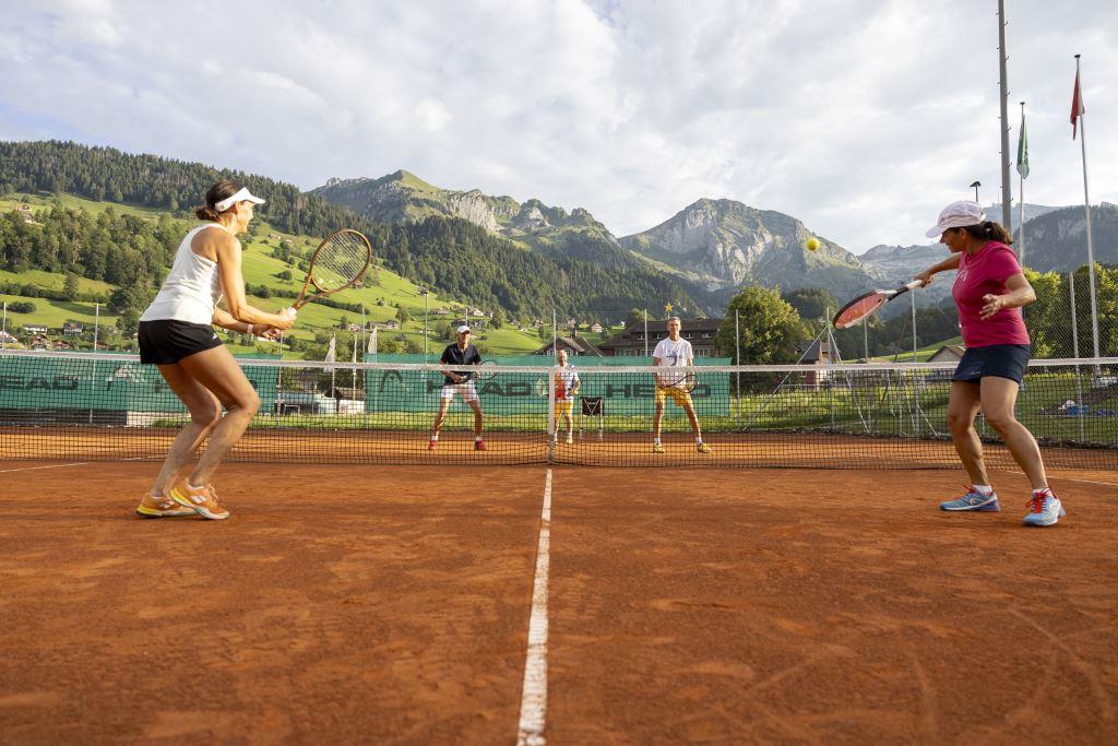 Frau am Tennis spielen während den Tennisferien in Wildhaus